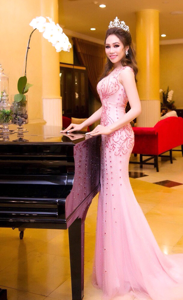 Ngô Anh Thư (Trang phục Tuấn Hải)