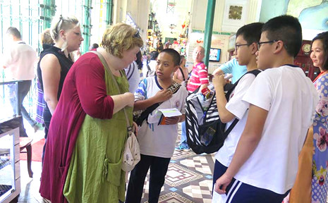 Tiếp xúc với người nước ngoài