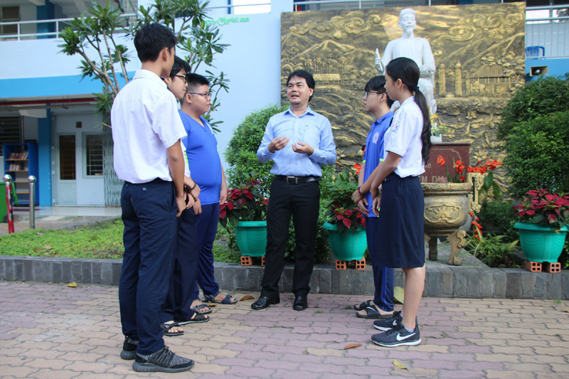 Thường xuyên gặp gỡ, trao đổi với HS Thường xuyên gặp gỡ, trao đổi với HS