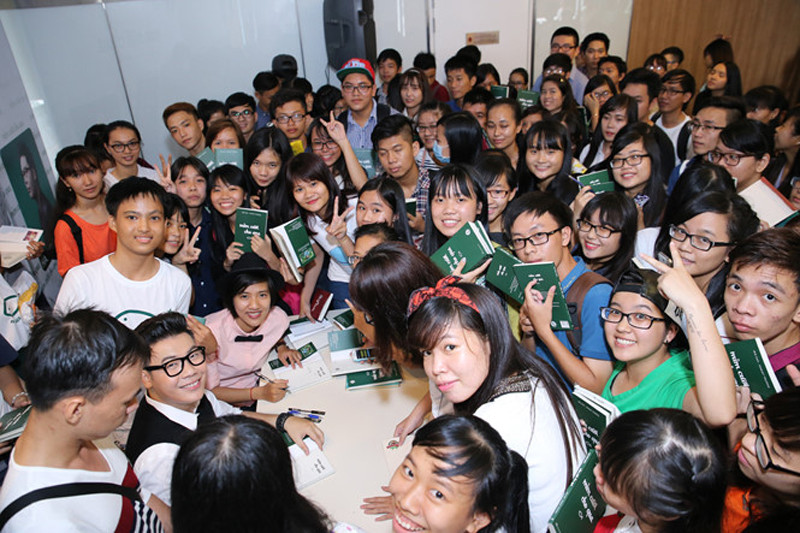 Cặp đôi Hamlet Trương và Iris Cao luôn là thỏi nam châm thu hút độc giả trẻ Cặp đôi Hamlet Trương và Iris Cao luôn là thỏi nam châm thu hút độc giả trẻ