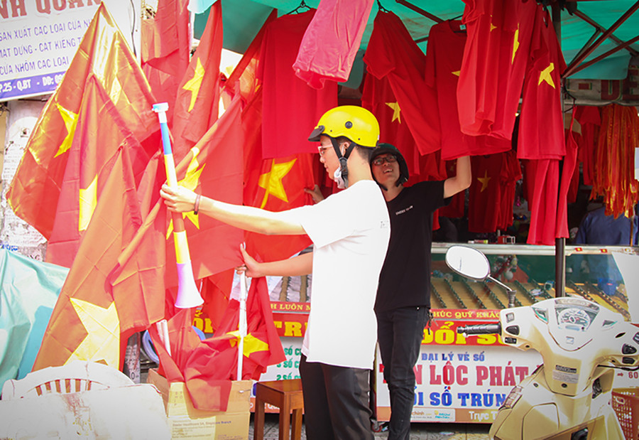 Sinh viên một trường ĐH chọn mua cờ, áo thun cờ đỏ sao vàng