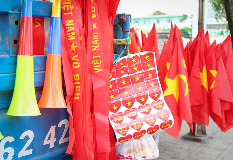 Kèn, cờ và băng rôn là những mặt hàng được ưa chuộng nhất