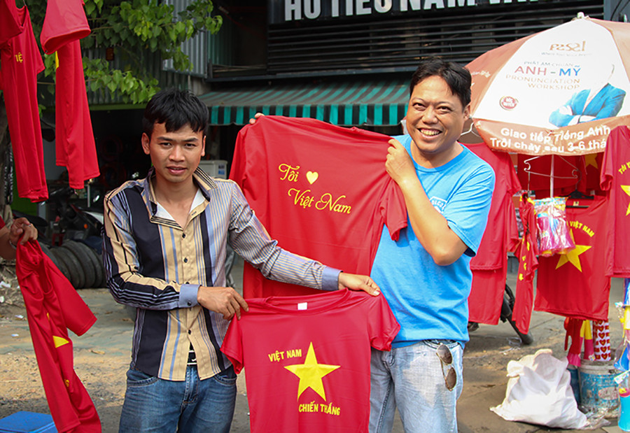 Chọn mua áo thun mang dòng chữ "Việt Nam chiến thắng", "Tôi yêu Việt Nam" để cổ vũ cùng gia đình