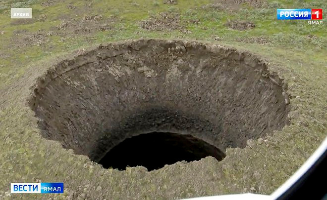 Miệng núi lửa bí ẩn hình phễu bất ngờ xuất hiện tại Bắc Cực - Ảnh 2.