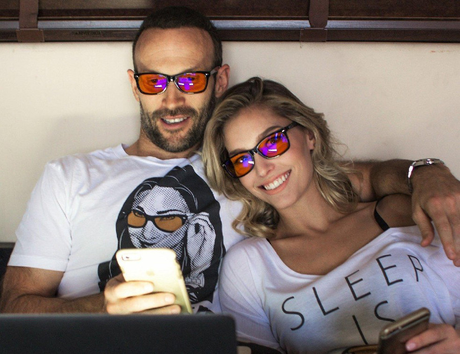 Những chiếc kính Swannies chống ánh sáng xanh từ các thiết bị điện tử như máy tính, điện thoại thông minh, tivi giúp người dùng ngủ ngon…