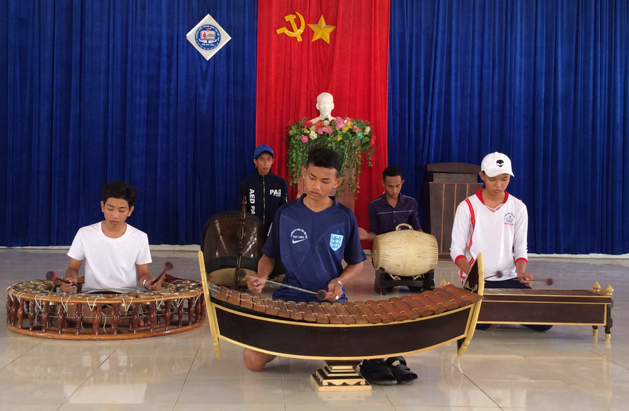 Em Thạch Hoàng Phúc thể hiện tay nghề trên nhạc cụ Rô-niêt-đek Em Thạch Hoàng Phúc thể hiện tay nghề trên nhạc cụ Rô-niêt-đek