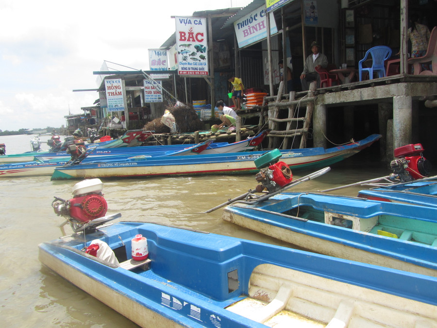 Một góc xóm chợ trên sông nước đất mũi Cà Mau