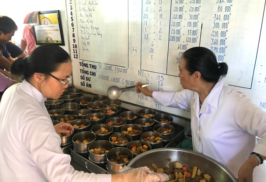 Chuẩn bị bữa ăn tình thương cho bệnh nhân