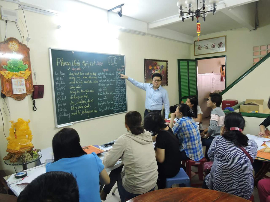 Một lớp học về Phong thủy học do Trung phụ trách Một lớp học về Phong thủy học do Trung phụ trách