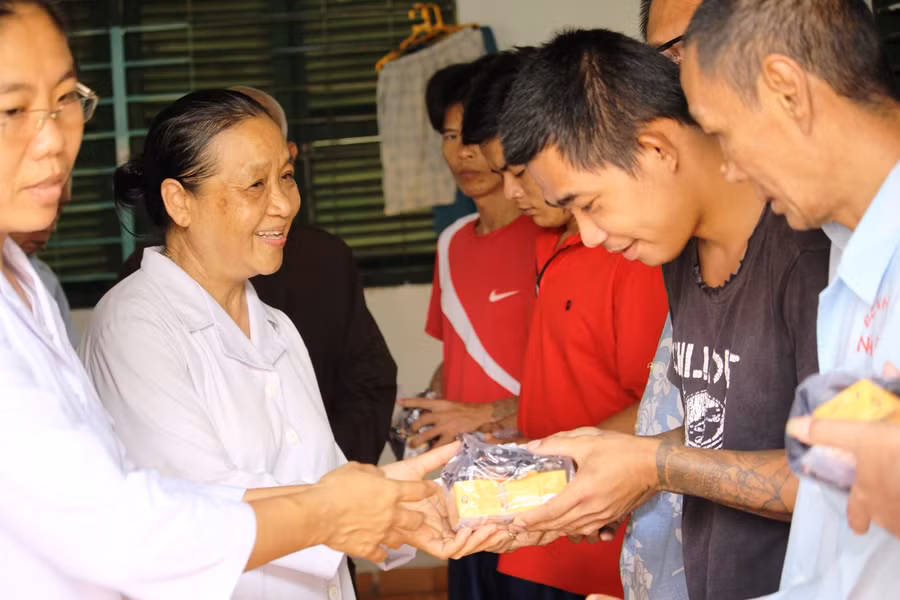 Tặng quà cho bệnh nhân khoa tâm thần