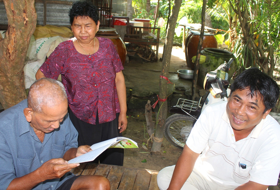 Ông Hen, ông Đức xem lại sổ ghi của hồi môn của người dân