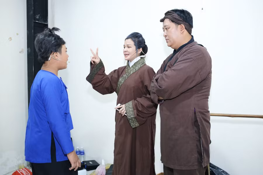 Hồng Thắm và ông xã Thanh Phong cùng con trai Gia Nguyên trên sân khấu