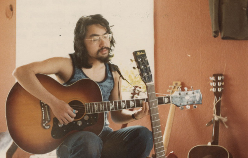 Kazuo Ishiguro lãng tử bên cây đàn guitar năm 1977 Kazuo Ishiguro lãng tử bên cây đàn guitar năm 1977