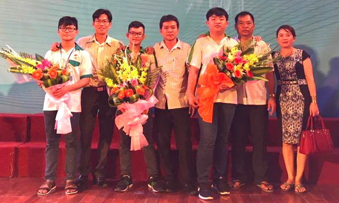 Các thành viên trong nhóm cùng GV hướng dẫn và phụ huynh Các thành viên trong nhóm cùng GV hướng dẫn và phụ huynh