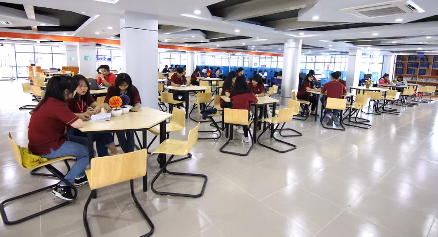 SV Trường ĐH Nguyễn Tất Thành đang đọc sách, nghiên cứu tại thư viện trường