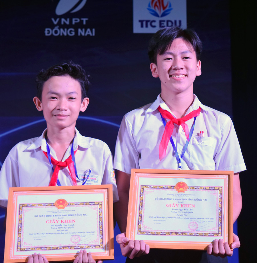 Nguyễn Tiến Đạt (phải) và Trần Nguyễn Đức Thống (trái) nhận giải nhì cuộc thi KHKT cấp tỉnh