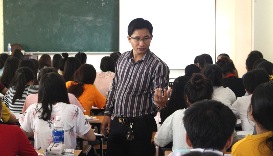 Thầy nói và không ngừng dùng điệu bộ diễn tả. Ngôn ngữ và động tác tay đồng thanh đồng thủ…