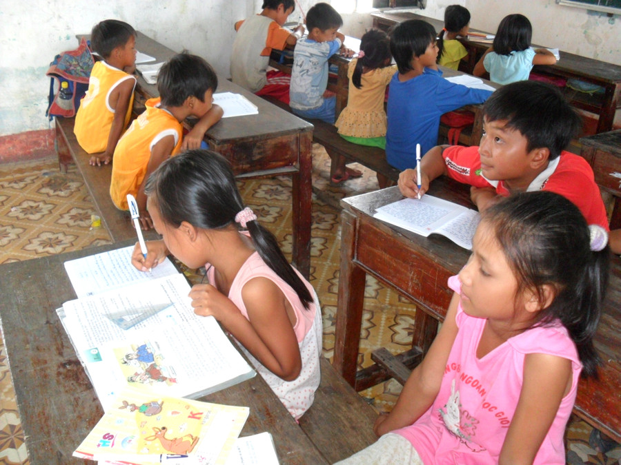 Học trò Đập Góc ngồi học trong “lớp ghép”