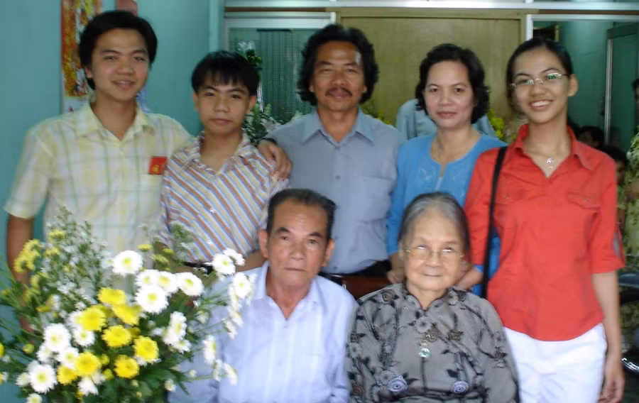 Gia đình cô Xuân chụp vào mùa xuân năm 2006