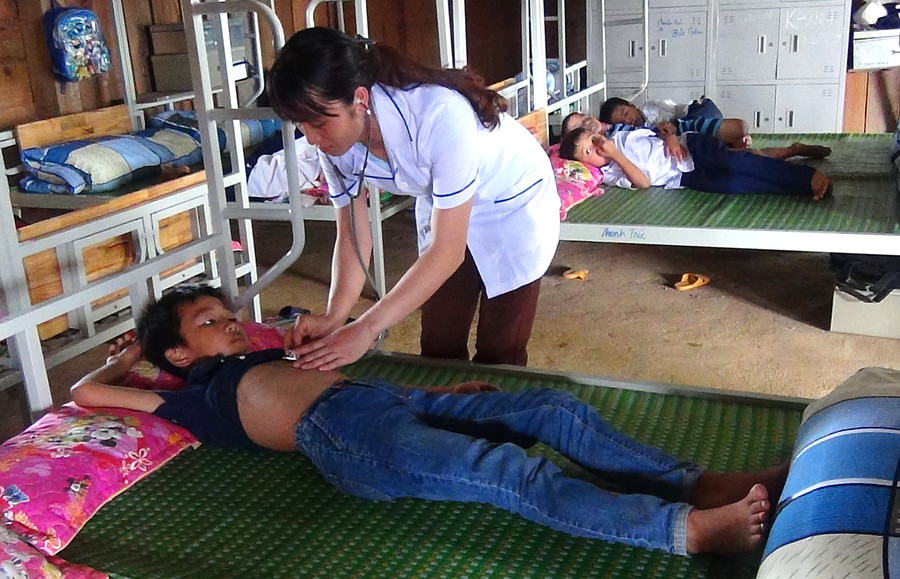 Thăm khám bệnh cho các em
