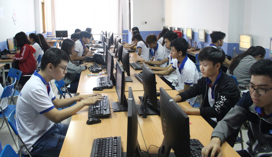 Một tiết thực hành Công nghệ thông tin ở Trường Cao đẳng Quốc tế TPHCM