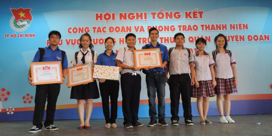 Cô giáo Hồng Quế (thứ ba từ trái qua) nhận bằng khen của Thành đoàn TPHCM