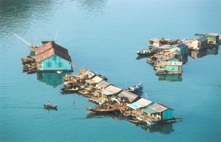 Nhà bè trên sông