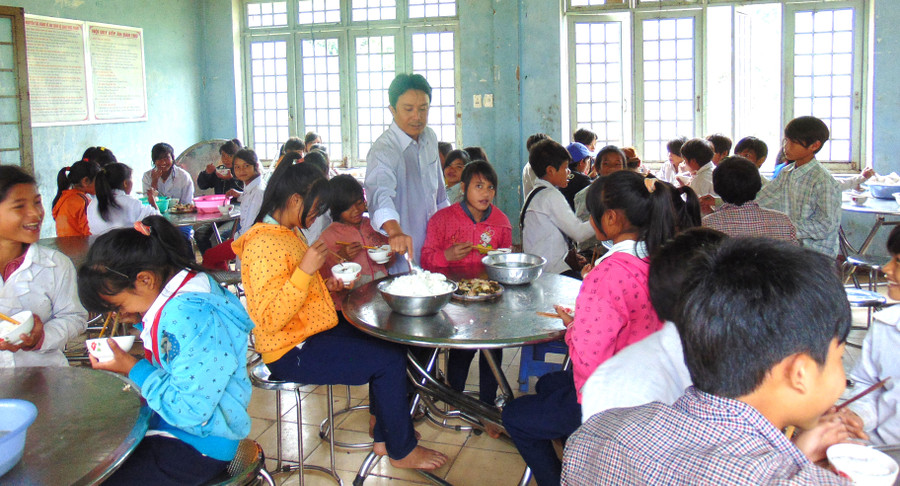 Bữa cơm ở Trường PTDT BT – THCS Mường Hoong