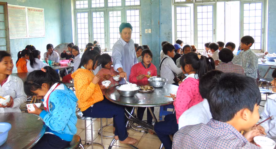 Bữa cơm ở Trường PTDT BT – THCS Mường Hoong
