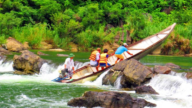 Đò vượt thác Tam Lu