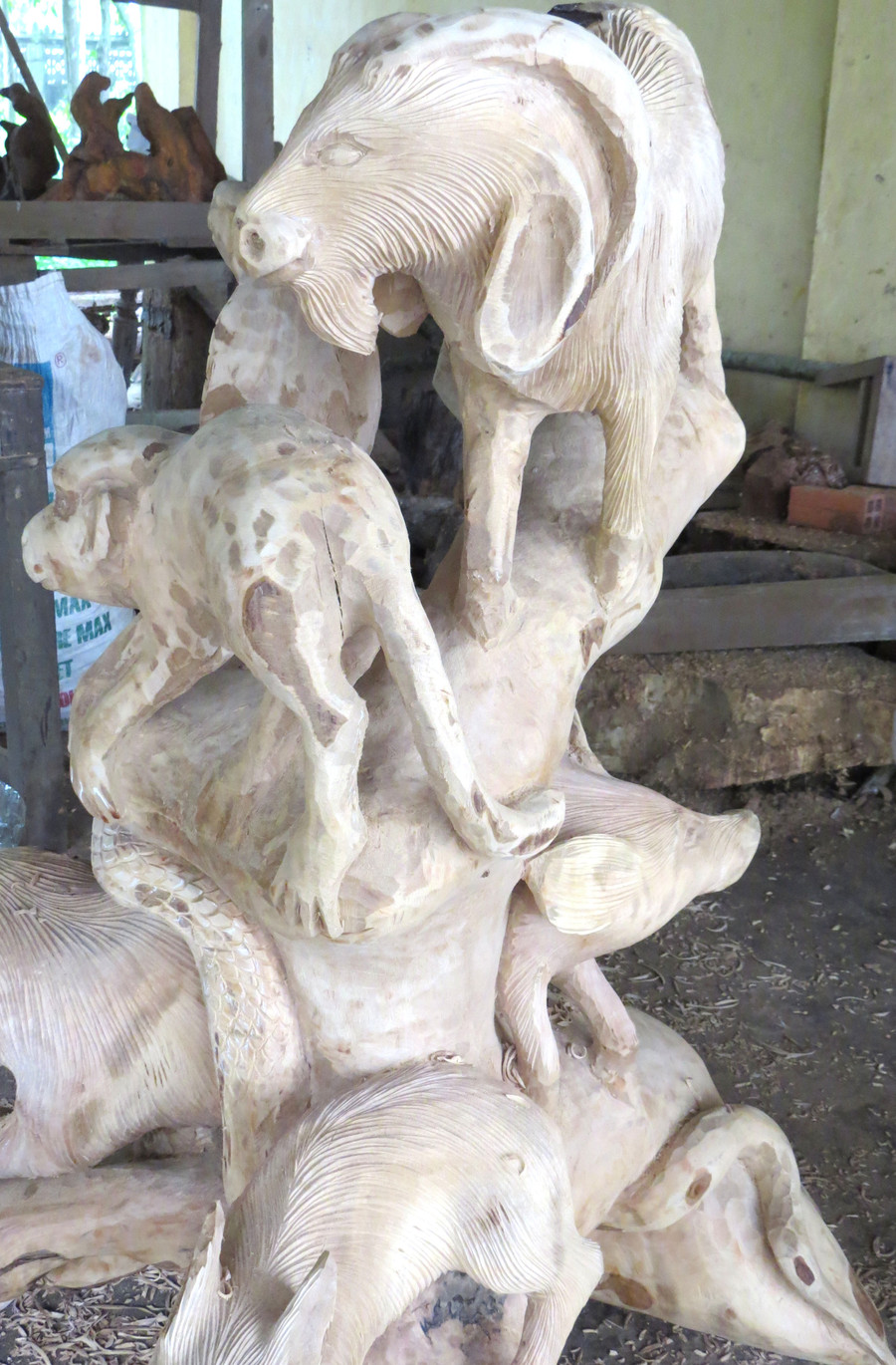 Những linh vật sống động được hình thành từ gốc cây