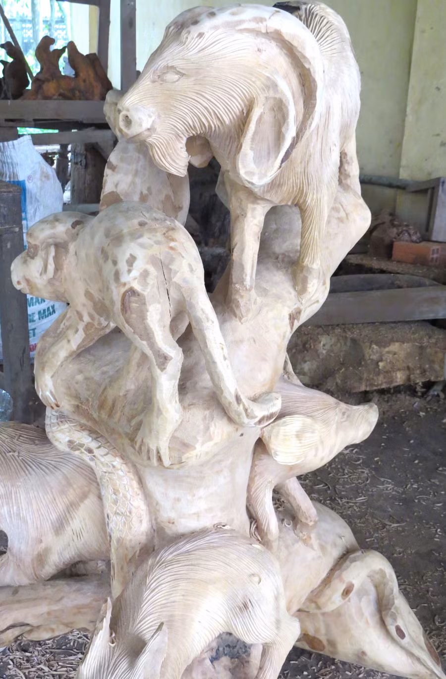 Những linh vật sống động được hình thành từ gốc cây