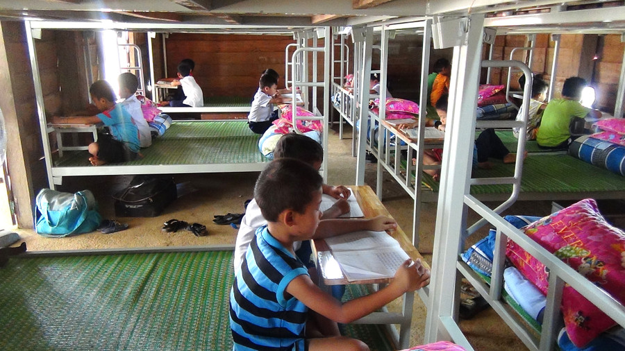 Giờ ôn bài tại khu tập thể