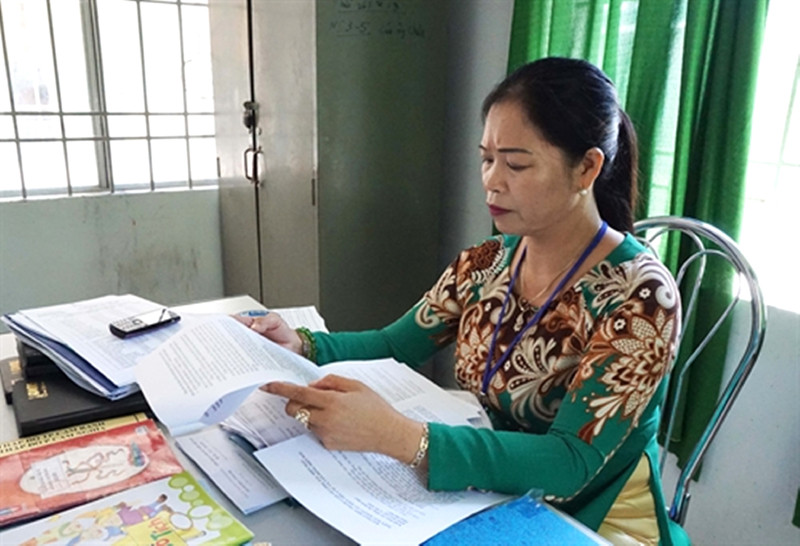 Chị Mai tại phòng làm việc Chị Mai tại phòng làm việc