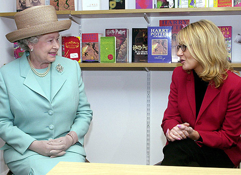 Nữ hoàng Anh Elizabeth II gặp J.Rowling. Nữ hoàng Anh Elizabeth II gặp J.Rowling.