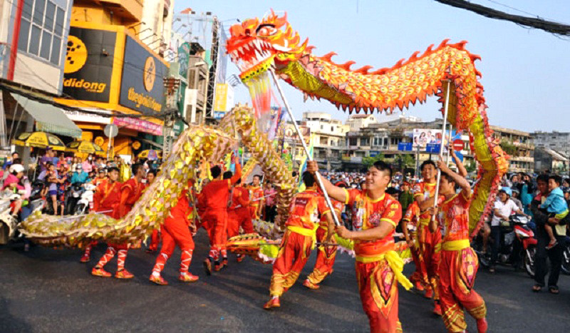 Biểu diễn múa rồng trong lễ hội đường phố Chợ Lớn Biểu diễn múa rồng trong lễ hội đường phố Chợ Lớn
