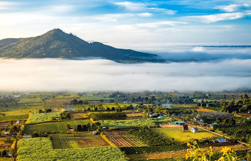 Mây trắng mờ sương dưới chân núi lửa Chư Đăng Ya