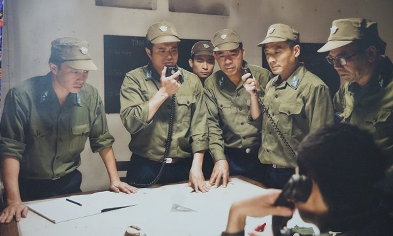 Tại sở chỉ huy - Cảnh trong phim Cao hơn bầu trời. Tại sở chỉ huy - Cảnh trong phim Cao hơn bầu trời.