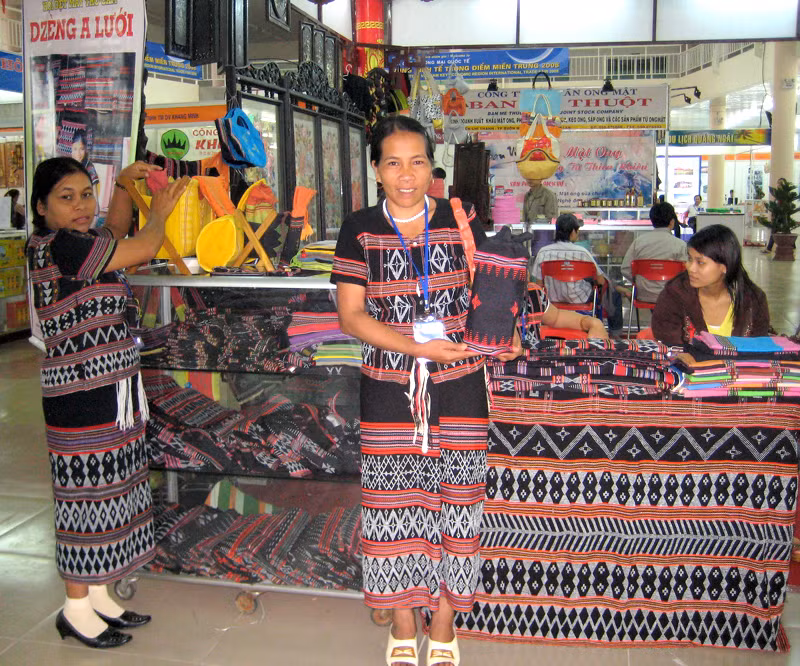 Phụ nữ Tà Ôi giới thiệu sản phẩm truyền thống