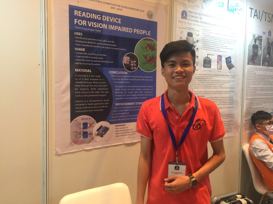 Nguyễn Thanh Trung tại khu vực giới thiệu công trình của mình ở triển lãm