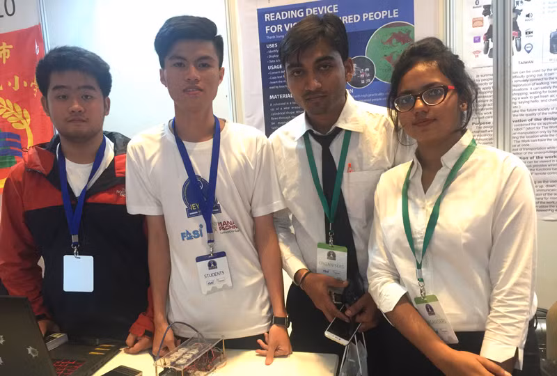 Ngọc Thạnh, Thanh Trung (từ trái qua) chụp ảnh lưu niệm cùng một đội dự thi của Ấn Độ tại triển lãm Ngọc Thạnh, Thanh Trung (từ trái qua) chụp ảnh lưu niệm cùng một đội dự thi của Ấn Độ tại triển lãm