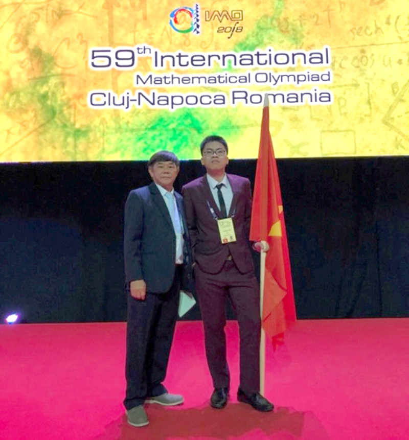 Đỗ Hoàng Việt (phải) giành Huy chương đồng Olympic Toán học quốc tế năm 2018. Đỗ Hoàng Việt (phải) giành Huy chương đồng Olympic Toán học quốc tế năm 2018.
