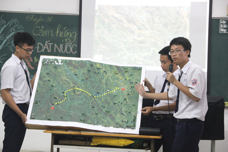 Nhóm chuyên gia quân sự thuyết trình về sơ đồ hành quân của binh đoàn Tây Tiến