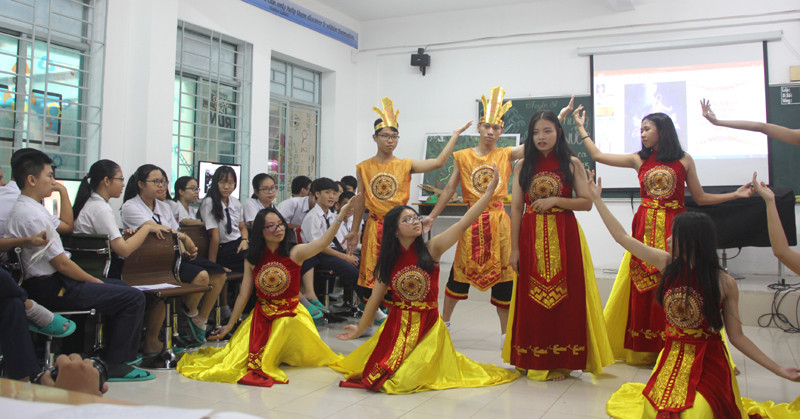 Tiết mục múa tự biên tự diễn Dòng máu Lạc Hồng