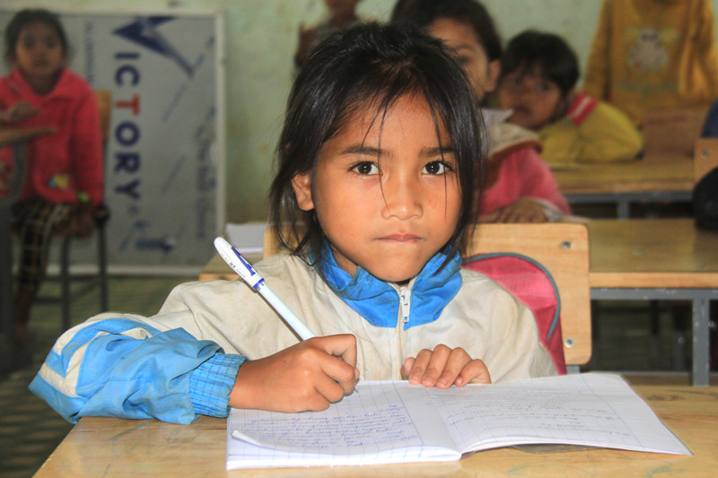 Học sinh Đăk Choong chăm chỉ học lấy con chữ