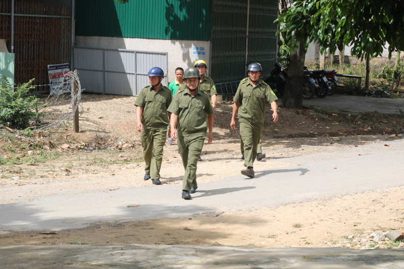 Ông Bùi Trọng Lực (đi đầu) - người đưa tiếng kẻng về Ea Ô Ông Bùi Trọng Lực (đi đầu) - người đưa tiếng kẻng về Ea Ô