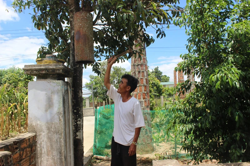 Ông Nguyễn Quang Lịch đang đánh kẻng