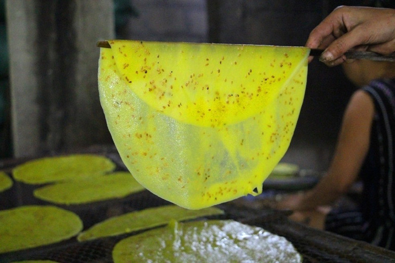 Bánh tráng ra lò còn ướt