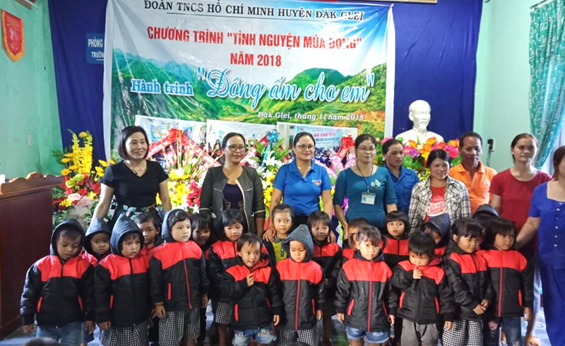 Cô Thu đứng ngoài cùng (bên trái) tặng áo ấm cho học sinh Cô Thu đứng ngoài cùng (bên trái) tặng áo ấm cho học sinh