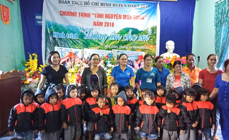 Cô Thu đứng ngoài cùng (bên trái) tặng áo ấm cho học sinh